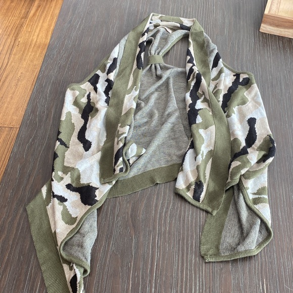 Ardene ladies shawl/sleepless sweater with camouflage print in size small. - Picture 5 of 5